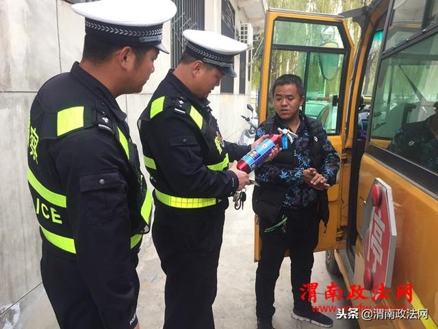 華陰交警大隊羅夫中隊與華西中心校對轄區校車開展聯合檢查（圖）