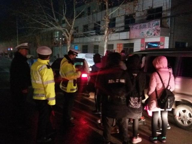 趁天黑，“黑校車”雪中超員，交警“偷偷”一路護送