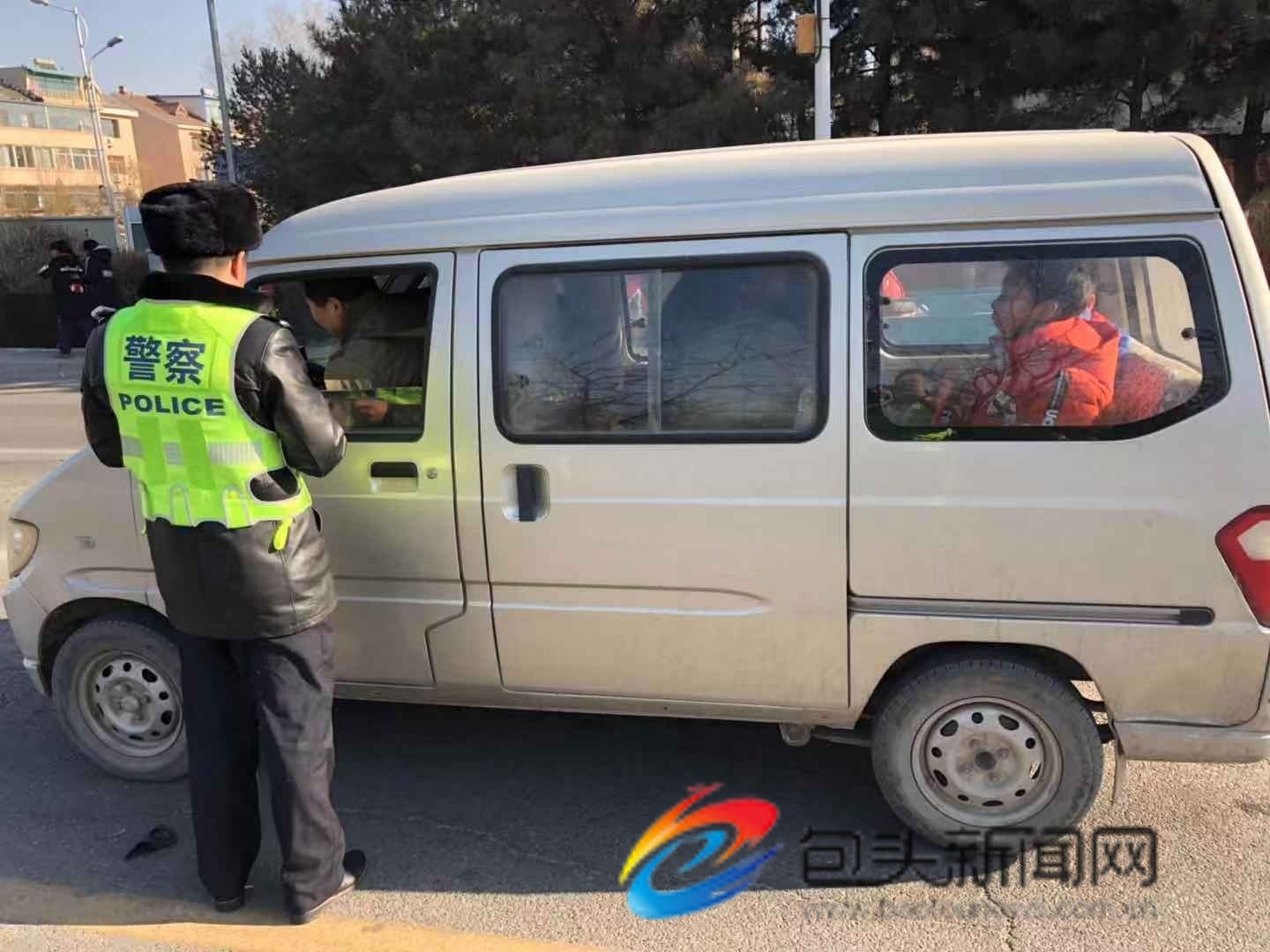 瓦工駕“黑校車”接送學生被查獲