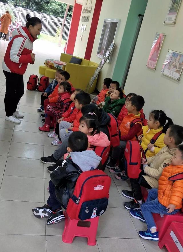 安全與我同行——記我園校車安全演練