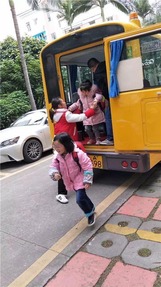 安全與我同行——記我園校車安全演練