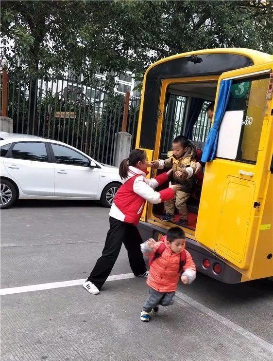 安全與我同行——記我園校車安全演練