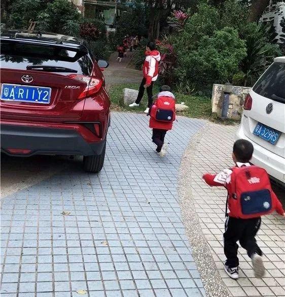 安全與我同行——記我園校車安全演練