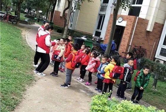 安全與我同行——記我園校車安全演練