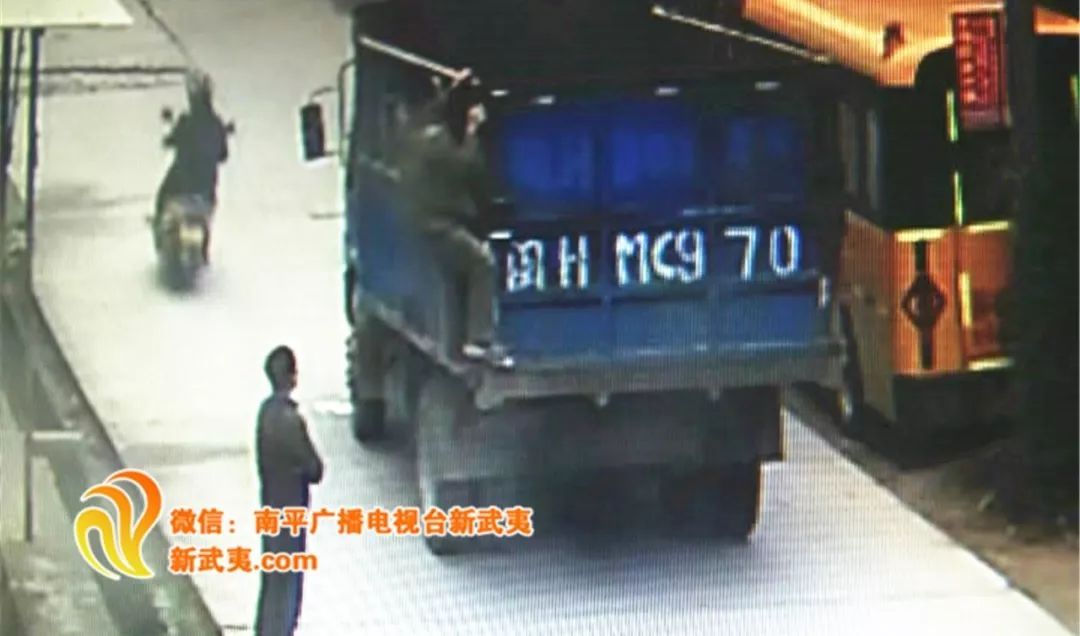 南平一幼兒園校車被砸  查看監控發現……