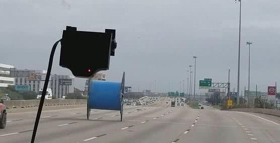 學生們乘坐校車上學，無意瞥見路上有個無人駕駛的“輪子”