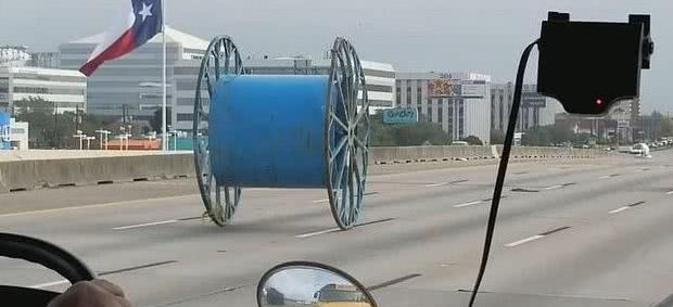 學生們乘坐校車上學，無意瞥見路上有個無人駕駛的“輪子”