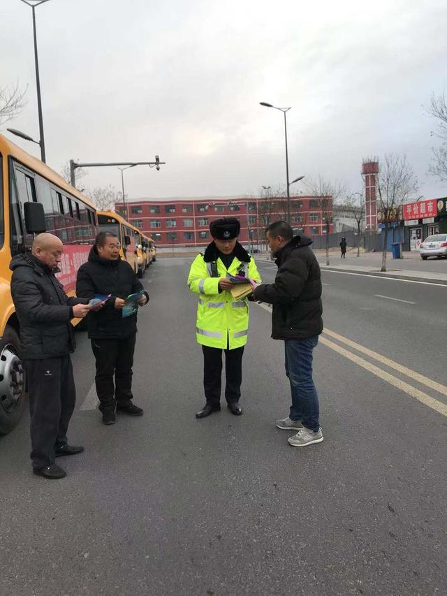 大同交警六大隊宣傳民警冬季攻堅對校車進行綜合治理和宣傳