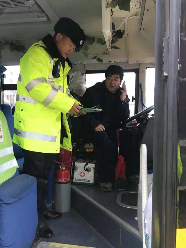 大同交警六大隊宣傳民警冬季攻堅對校車進行綜合治理和宣傳