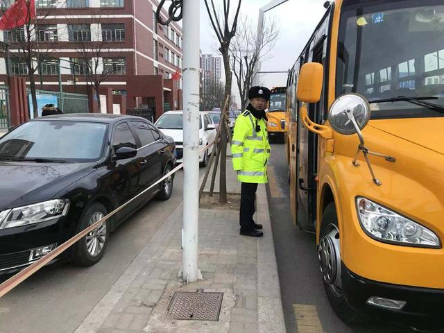 大同交警六大隊宣傳民警冬季攻堅對校車進行綜合治理和宣傳