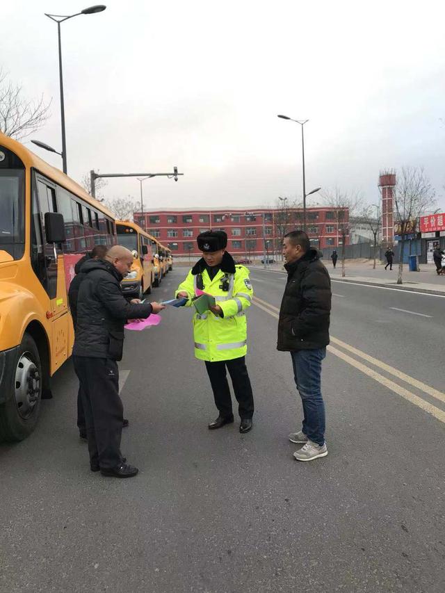 大同交警六大隊宣傳民警冬季攻堅對校車進行綜合治理和宣傳