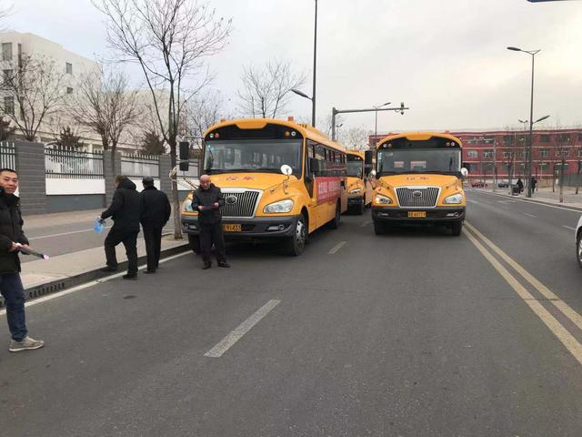 大同交警六大隊宣傳民警冬季攻堅對校車進行綜合治理和宣傳