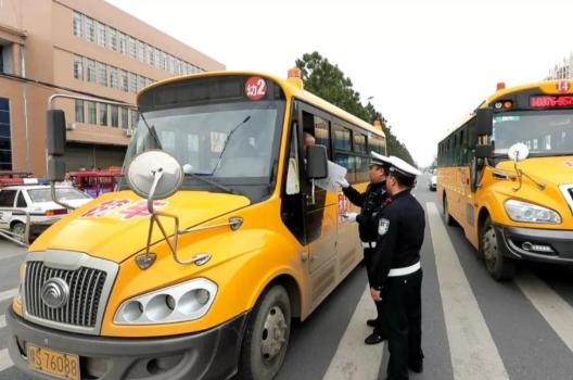 涂改校車標牌有效期 信陽這家幼兒園被罰1.2萬元
