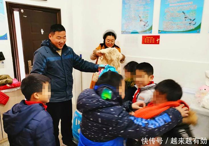 元旦后首個工作日，南京校車司機(jī)再次為貧困學(xué)生送上愛心