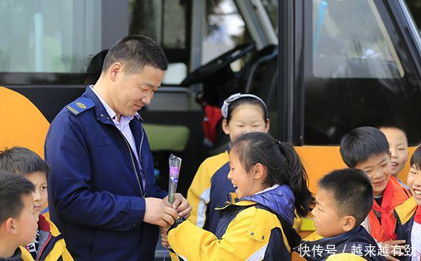 元旦后首個工作日，南京校車司機(jī)再次為貧困學(xué)生送上愛心