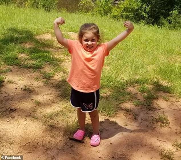 5歲的女孩臉上滿是瘀傷，原來在校車上被毆打了45分鐘