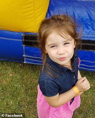 5歲的女孩臉上滿是瘀傷，原來在校車上被毆打了45分鐘