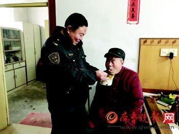 校車司機照顧偏癱鄰居七年 每天中午上門熱菜喂飯 按摩癱瘓軀體