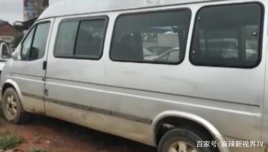 校車上放板凳當(dāng)座位，五歲學(xué)生墜車死亡，司機竟稱是孩子自己跳車