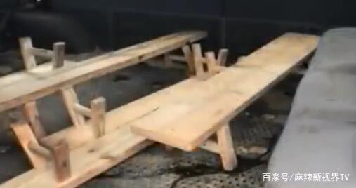 校車上放板凳當(dāng)座位，五歲學(xué)生墜車死亡，司機竟稱是孩子自己跳車