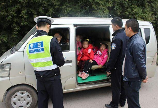 準乘5人卻塞進了37人！這輛黑校車居然還偽造號牌，已達報廢