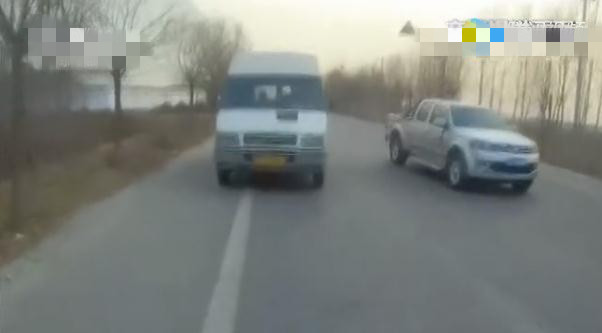 河北一輛5座報廢黑校車竟載35個幼兒園孩子