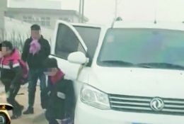 面包車當(dāng)校車7座硬塞了17個(gè)孩子