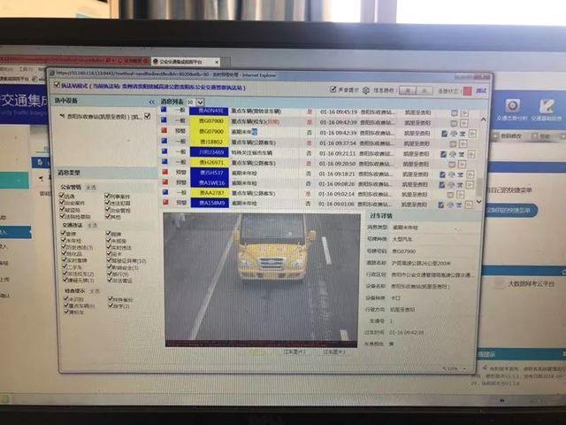 這輛黃色校車為何被交警攔下？司機表示：我太大意了