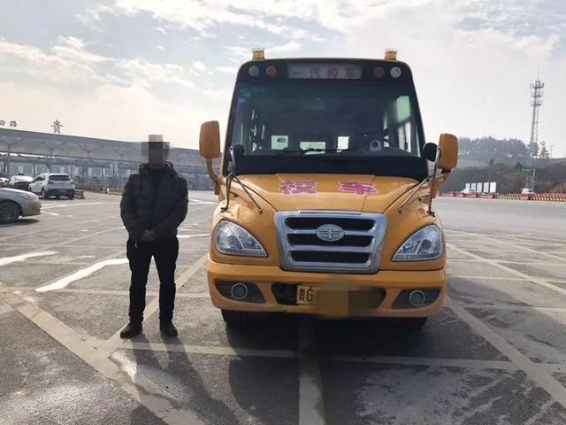 這輛黃色校車為何被交警攔下？司機表示：我太大意了