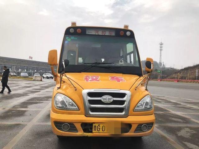 這輛黃色校車為何被交警攔下？司機表示：我太大意了