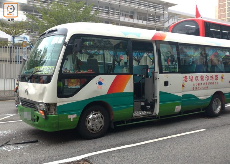 香港兩校車相撞，至少15名幼兒園學生受傷