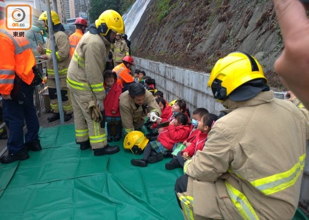 香港兩校車相撞，至少15名幼兒園學生受傷
