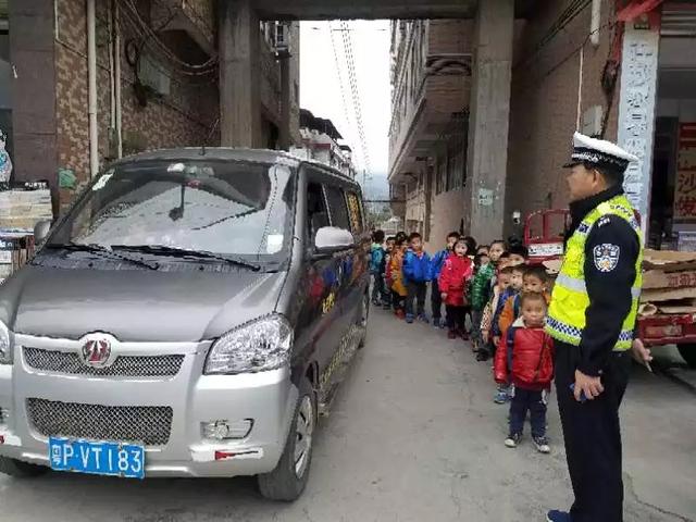 連平交警大隊(duì)開展校車專項(xiàng)整治行動(dòng)