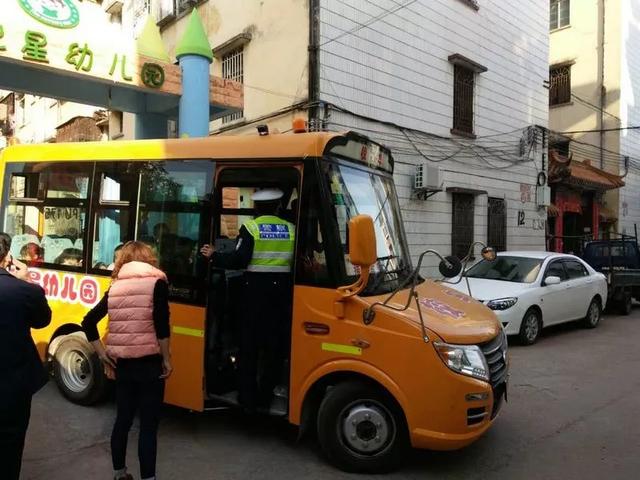 連平交警大隊(duì)開展校車專項(xiàng)整治行動(dòng)