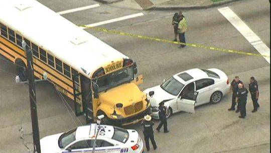 美國一男子中槍受傷 駕車去醫院途中暈厥撞上校車