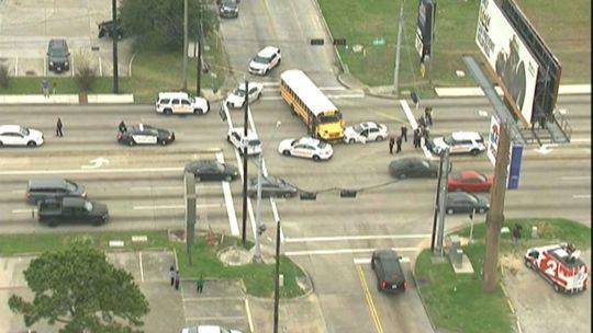 美國一男子中槍受傷 駕車去醫院途中暈厥撞上校車