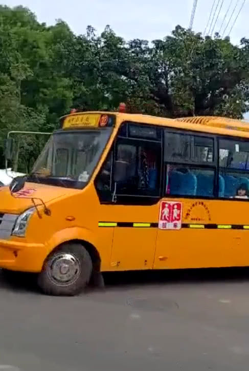 下班遇到校車，看到校車中一學生的操作，笑出豬叫