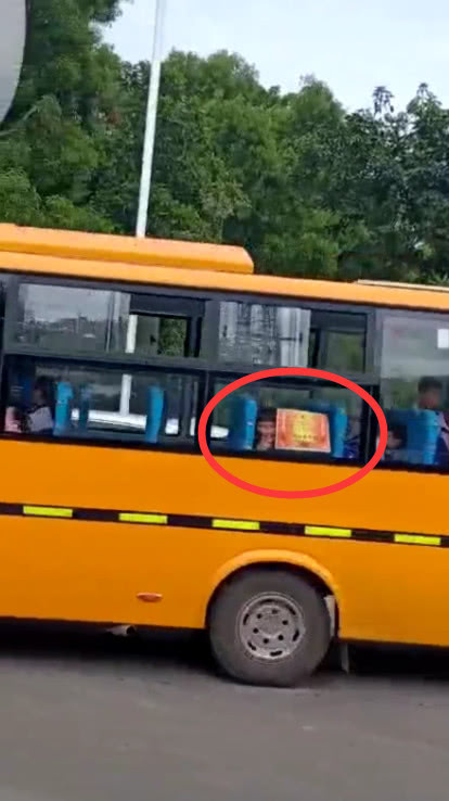 下班遇到校車，看到校車中一學生的操作，笑出豬叫