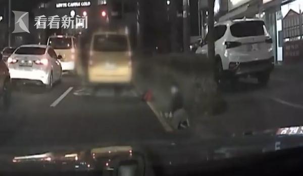 5歲女孩下校車時被門夾住 司機沒注意繼續拖行