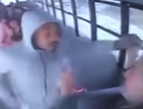 美校車司機(jī)無意剮蹭私家車被車主及朋友暴打昏迷