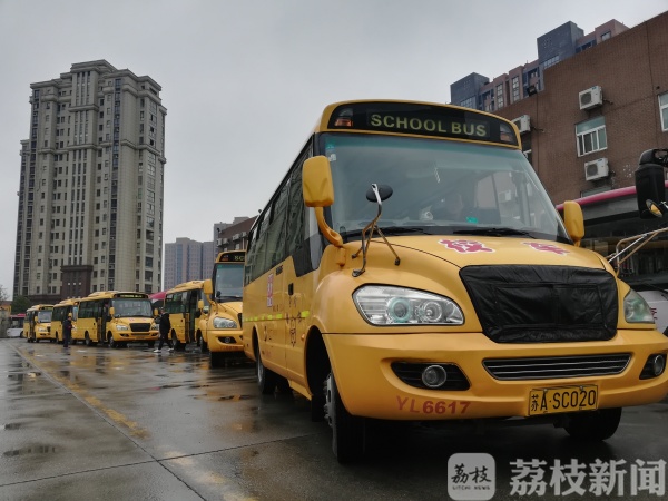 開學(xué)在即，南京公交部門對校車進行安檢