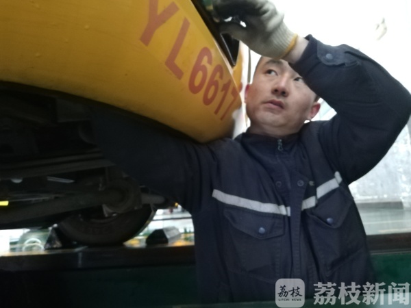 開學(xué)在即，南京公交部門對校車進行安檢