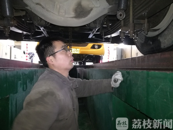 開學(xué)在即，南京公交部門對校車進行安檢