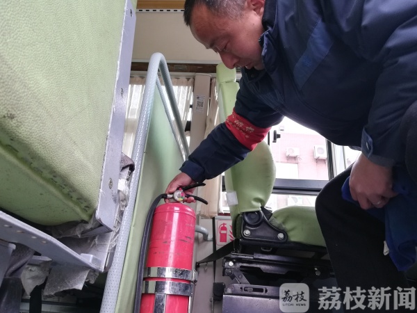 開學(xué)在即，南京公交部門對校車進行安檢