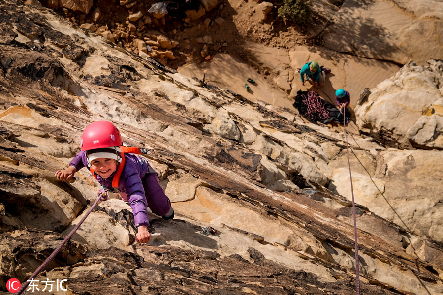 美國夫妻改造校車帶娃旅游 回歸自然慢享生活