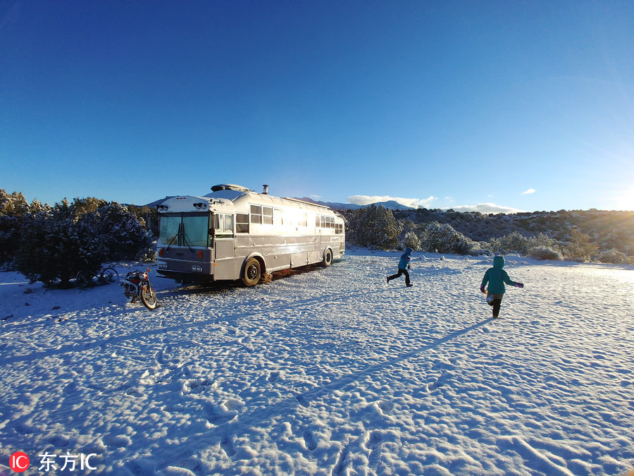 美國夫妻改造校車帶娃旅游 回歸自然慢享生活