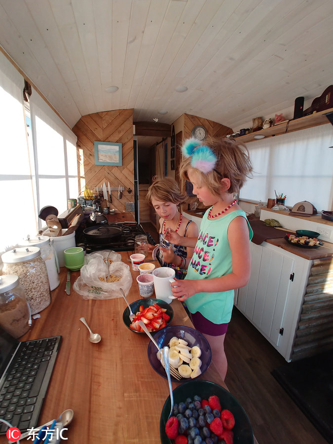 美國夫妻改造校車帶娃旅游 回歸自然慢享生活