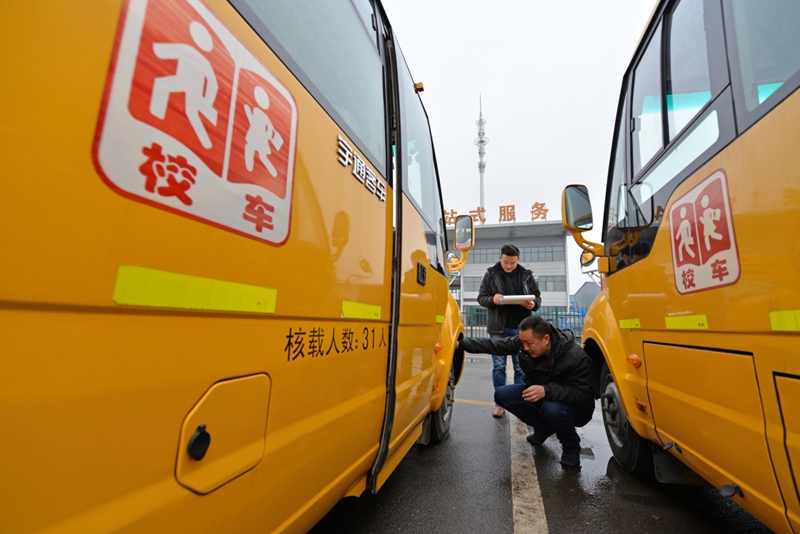 江蘇省：各地校車“體檢”迎開學