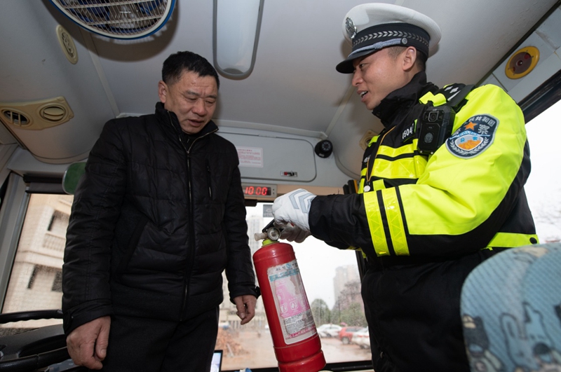 江蘇省：各地校車“體檢”迎開學