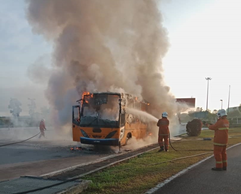 馬來西亞：校車行駛途中突著火，38學生及司機逃出生天